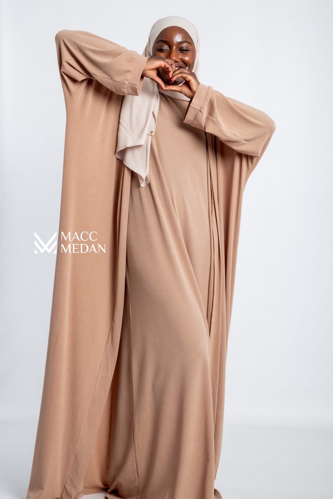 Abaya-Set aus Feinstrick Sandbeige MaccMedan Muslimische Kleider, Hijab, Abaya, Muslima Fashion, Modest Fashion, Islamische Kleidung, Muslimische Mode