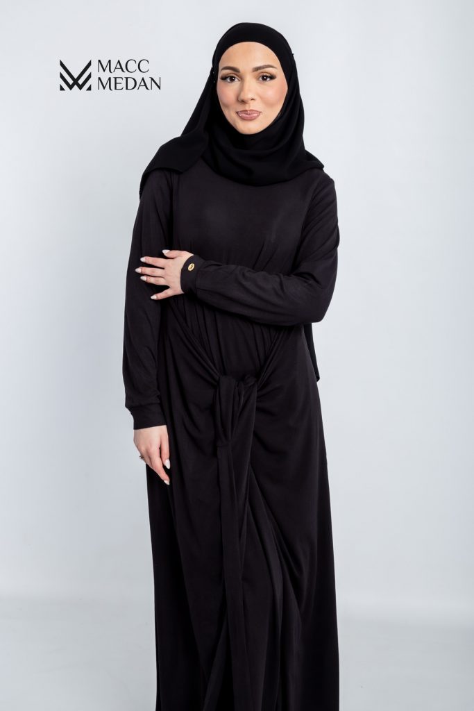 Kleid zum Wickeln aus Feinstrick Schwarz MaccMedan Muslimische Kleider, Hijab, Abaya, Muslima Fashion, Modest Fashion, Islamische Kleidung, Muslimische Mode